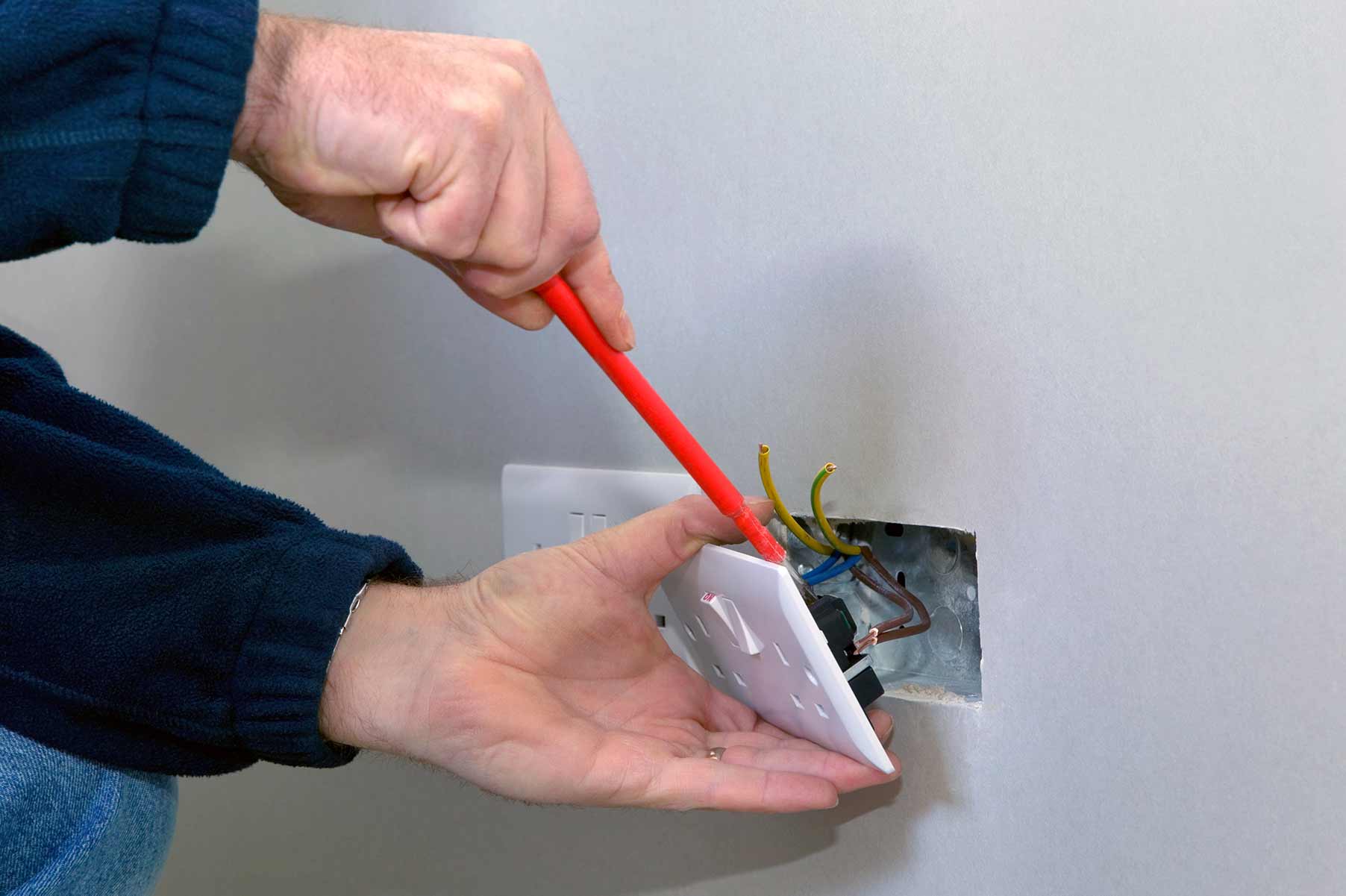 Our electricians can install plug sockets for domestic and commercial proeprties in Castle Bromwich and the local area. 